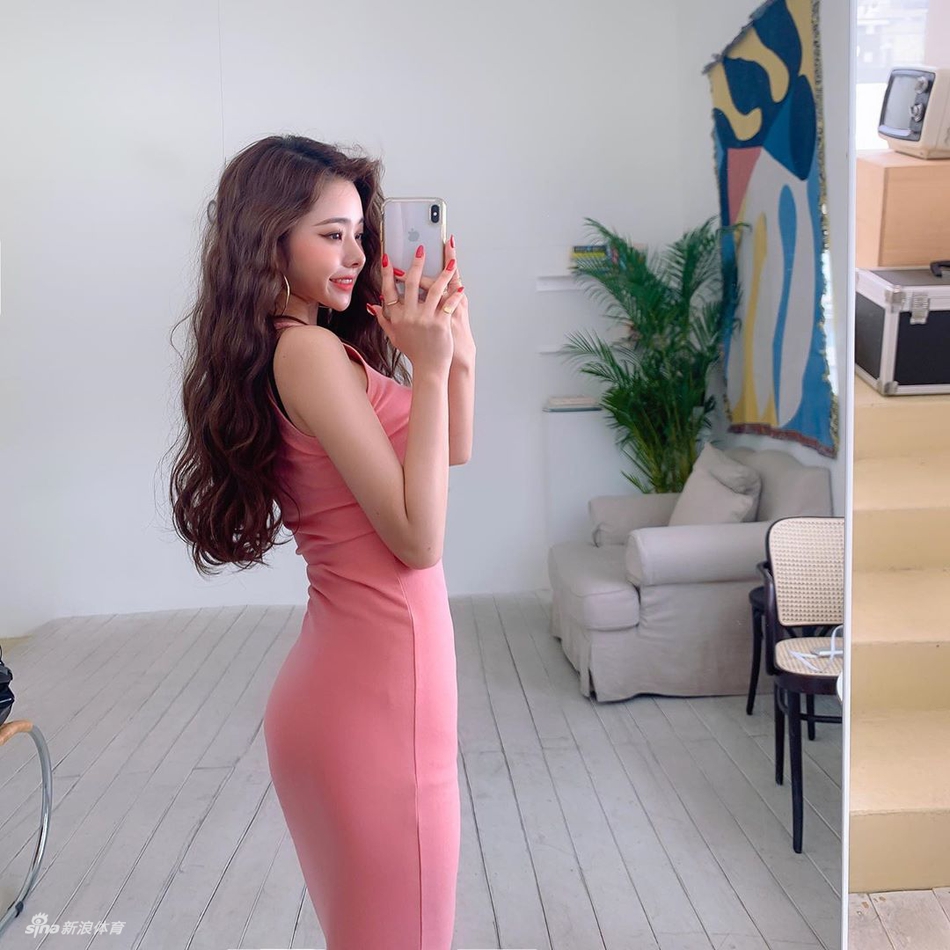 包臀粉色长裙美女现妙曼身姿