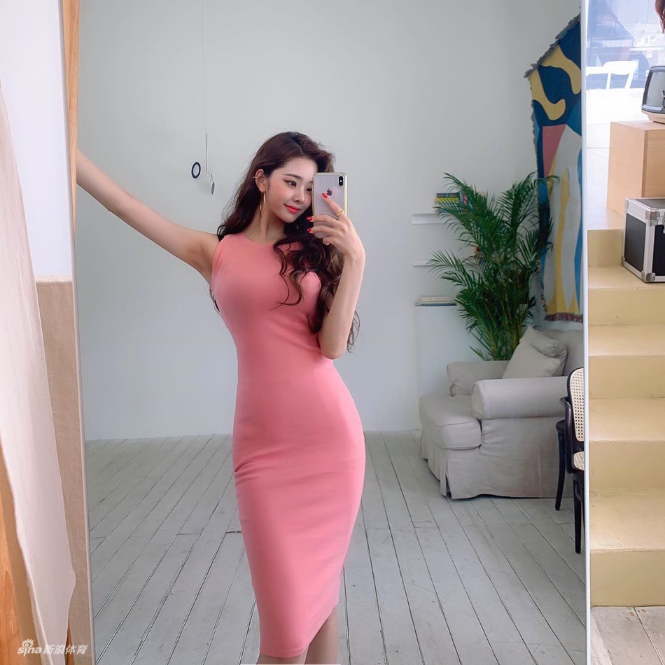 包臀粉色长裙美女现妙曼身姿