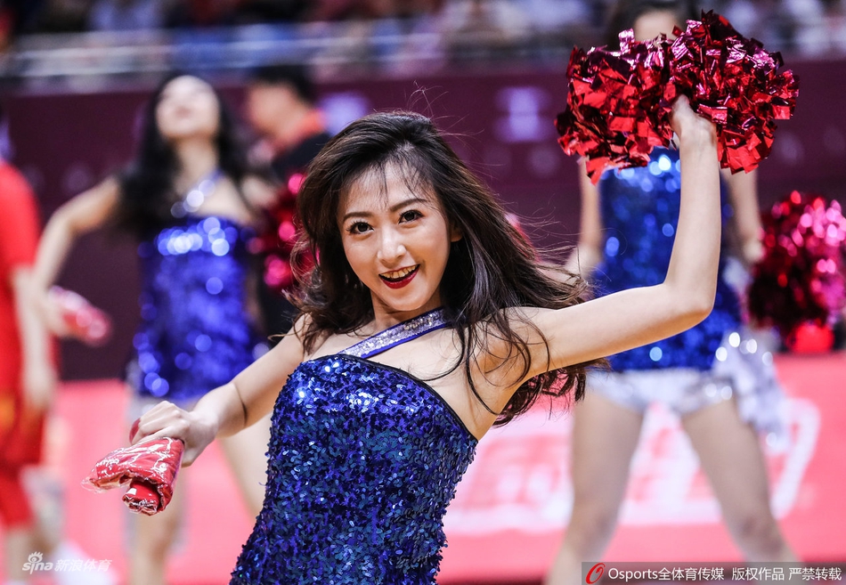 啦啦宝贝热舞助威男篮热身赛