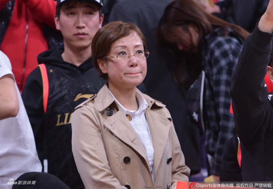 辽篮球迷和啦啦队赛后哭泣