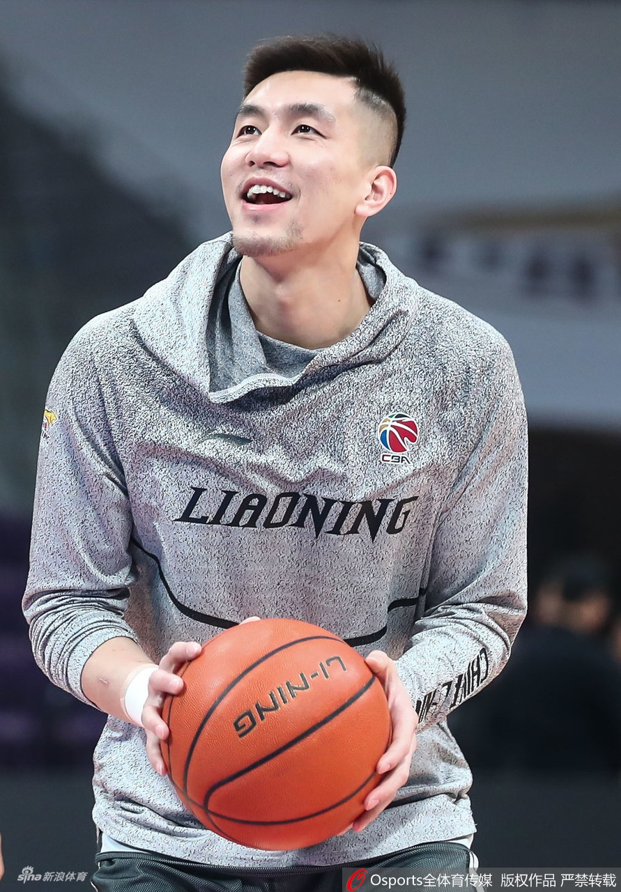 郭艾伦笑容灿烂轻松备战