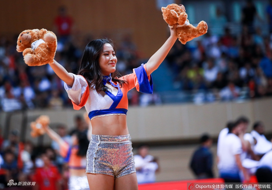 啦啦宝贝热舞助威男篮热身赛