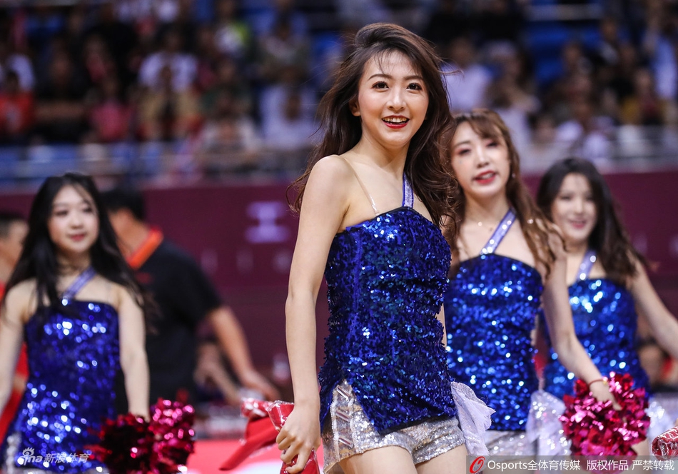 啦啦宝贝热舞助威男篮热身赛