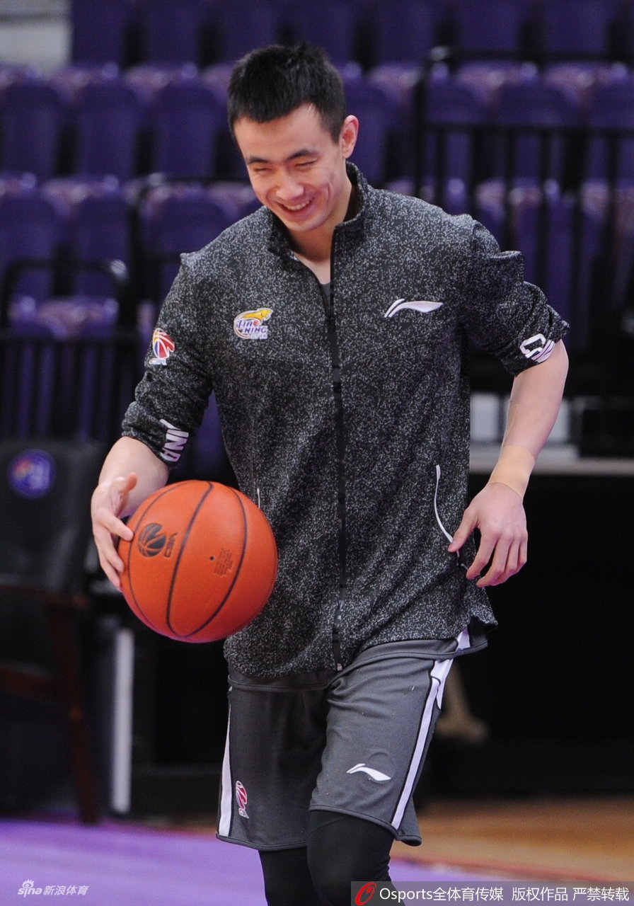 郭艾伦笑容灿烂轻松备战