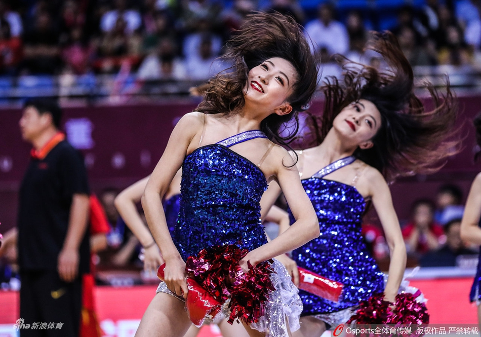 啦啦宝贝热舞助威男篮热身赛