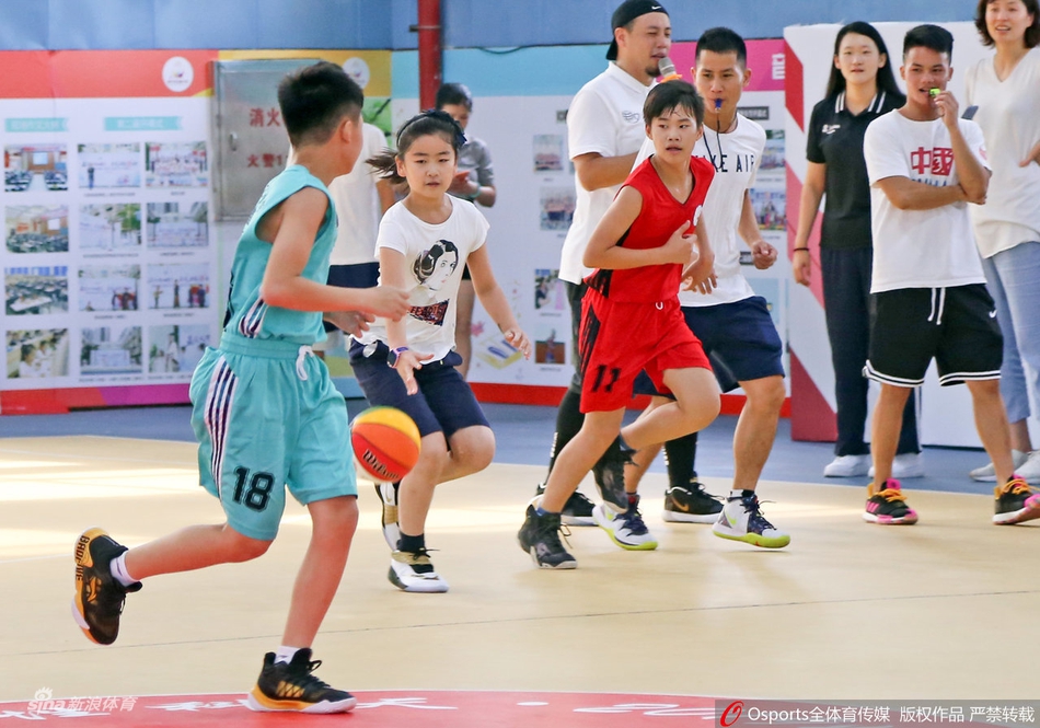 基因强大！姚明女儿姚沁蕾现场打球