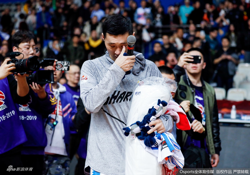 不说再见！刘炜含泪与球迷告别