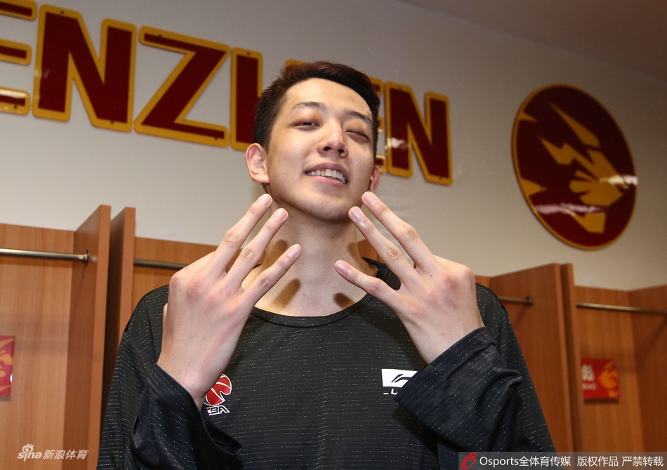 深圳赛后更衣室庆祝