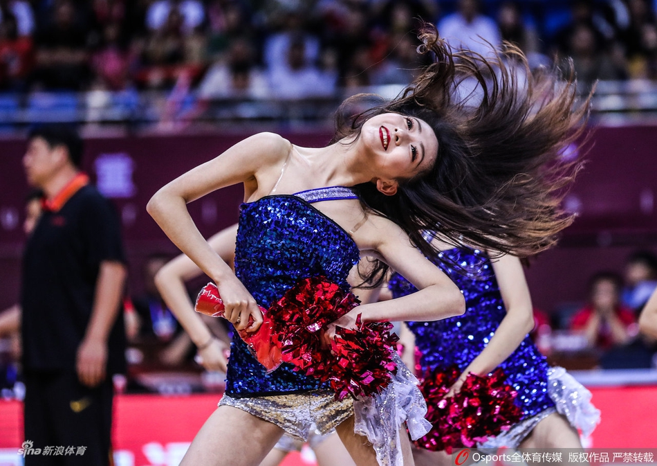 啦啦宝贝热舞助威男篮热身赛