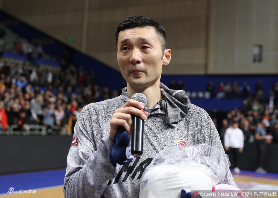 不说再见！刘炜含泪与球迷告别