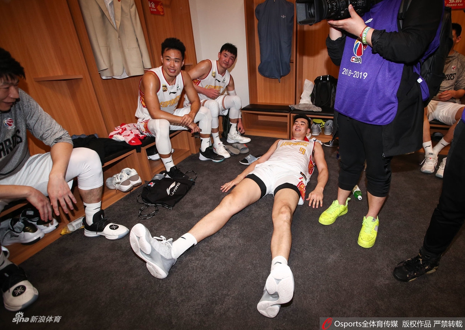 深圳赛后更衣室庆祝