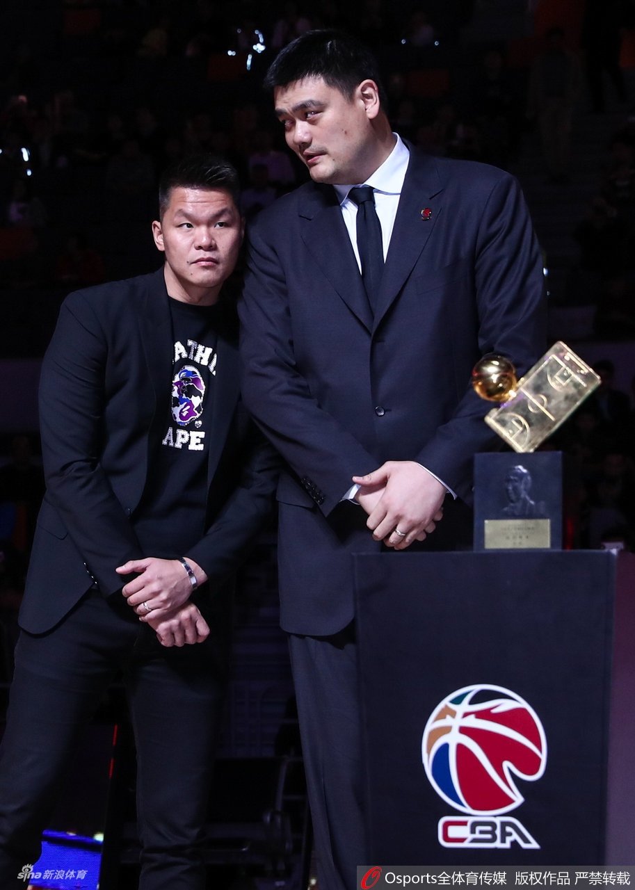 广东主帅杜锋获得最佳教练奖