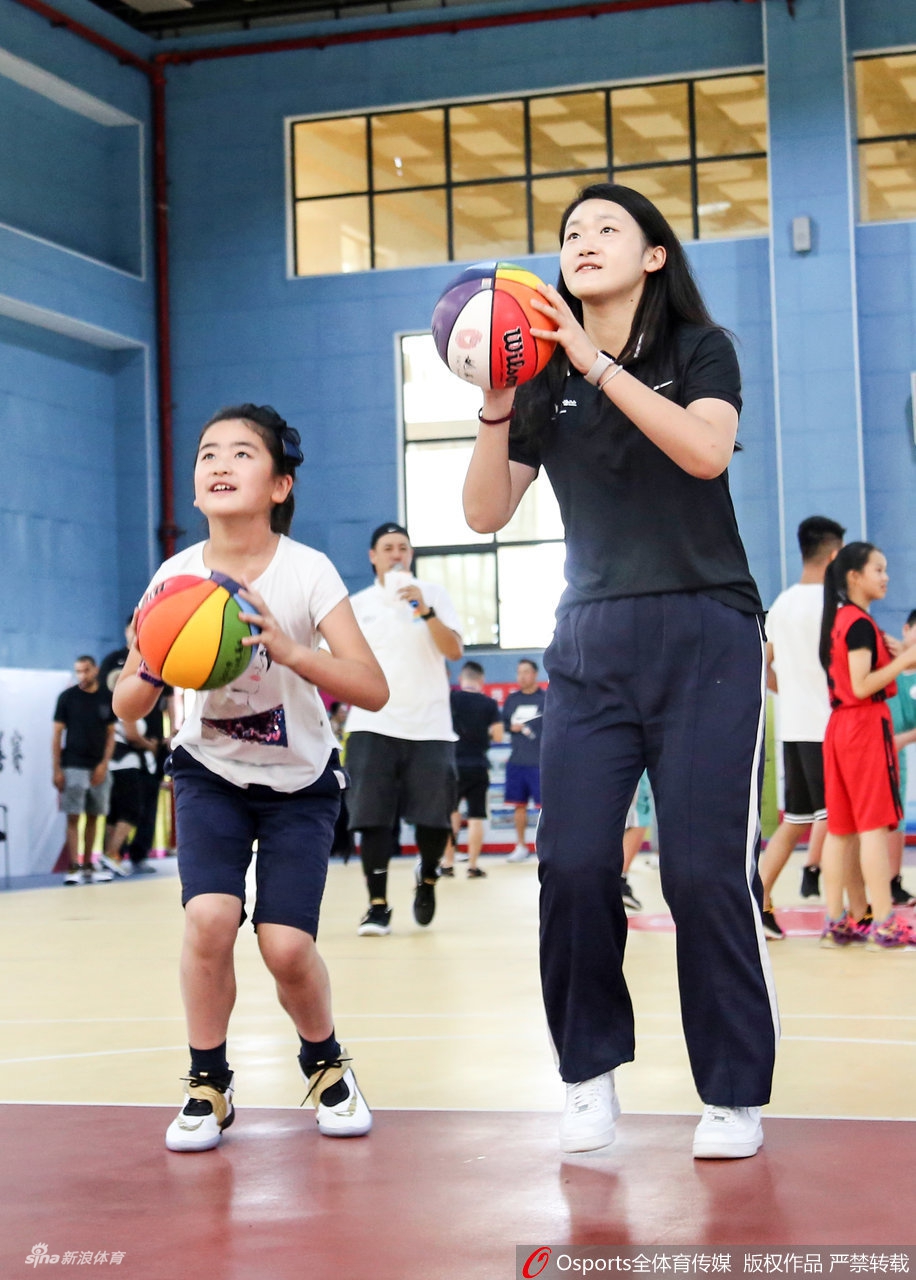 基因强大！姚明女儿姚沁蕾现场打球