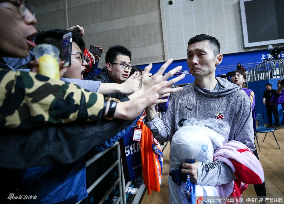 不说再见！刘炜含泪与球迷告别