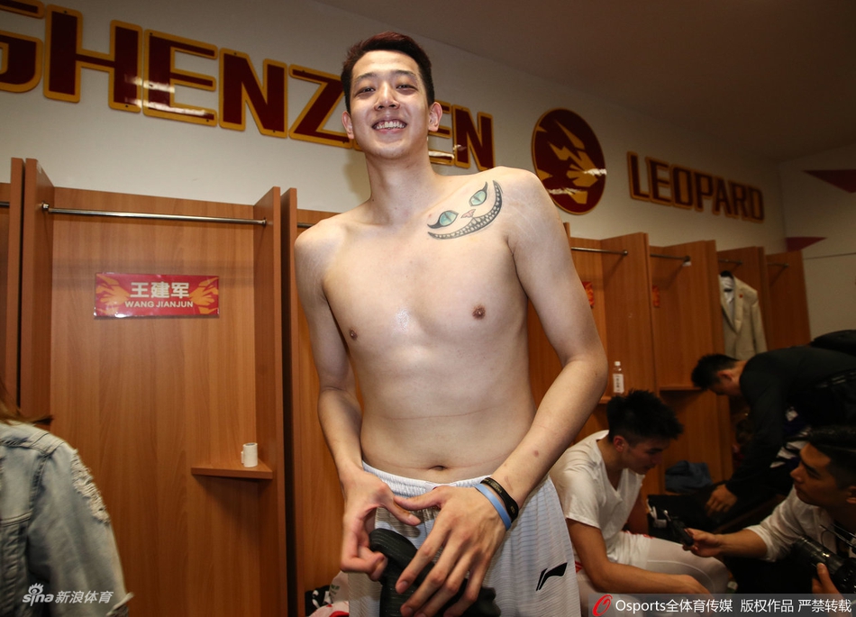 深圳赛后更衣室庆祝