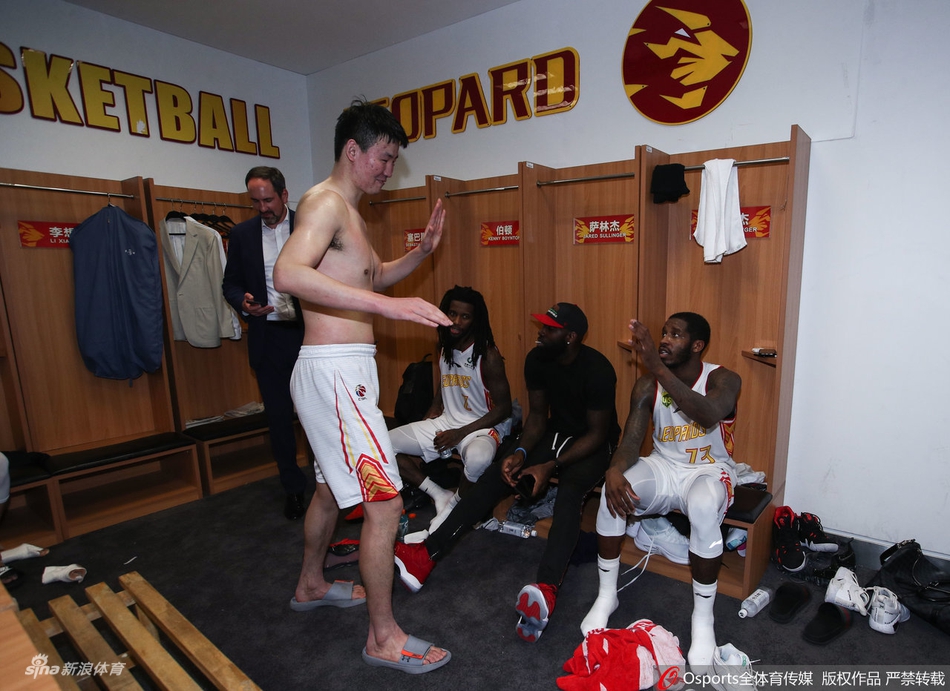 深圳赛后更衣室庆祝