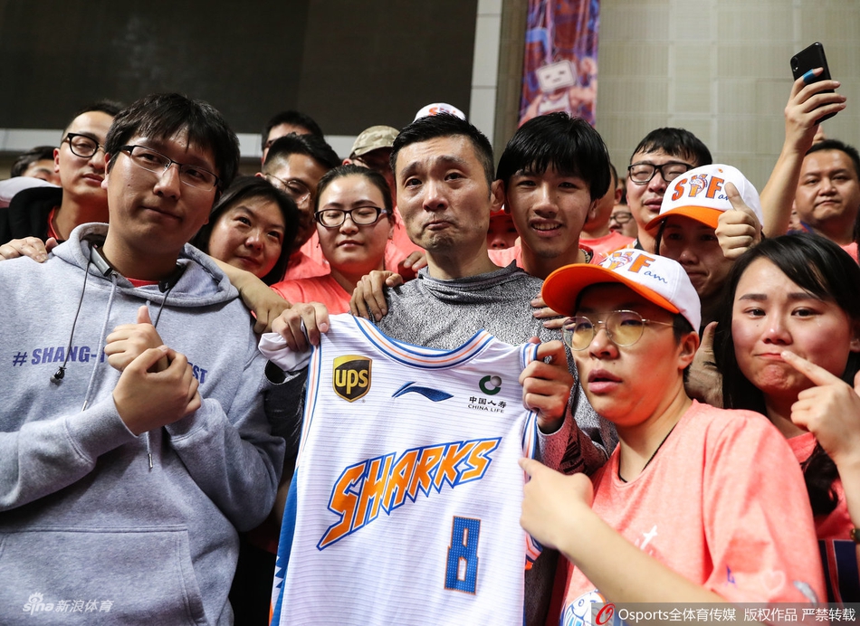 不说再见！刘炜含泪与球迷告别