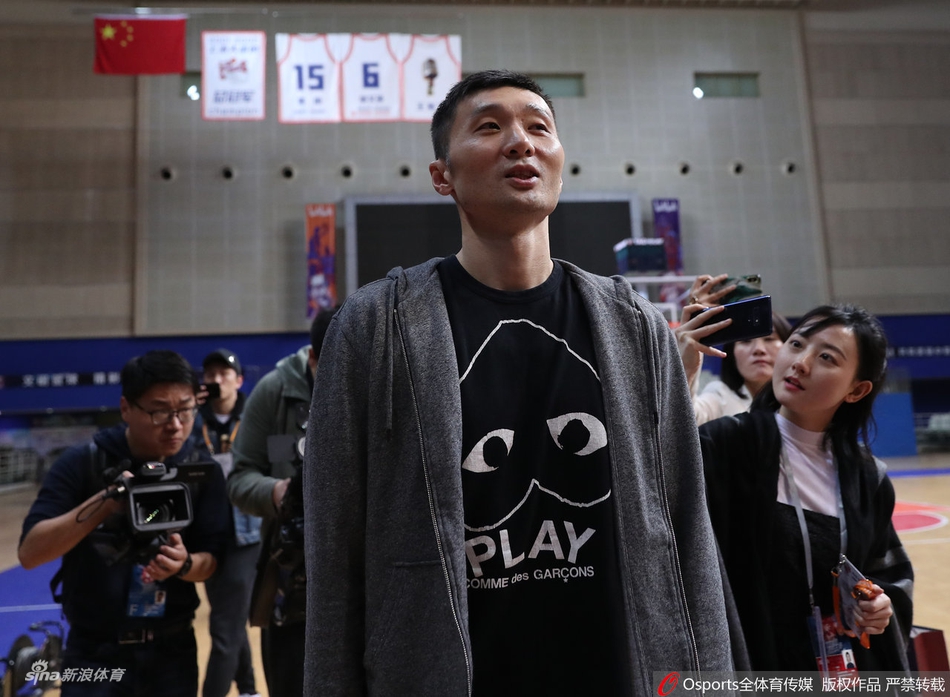 不说再见！刘炜含泪与球迷告别