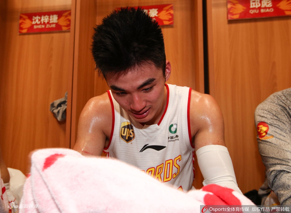 深圳赛后更衣室庆祝