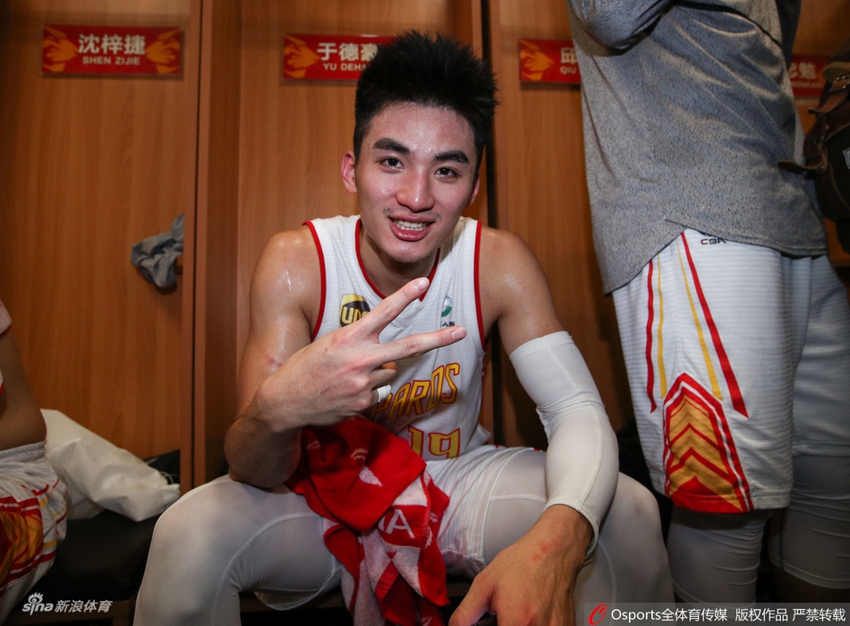 深圳赛后更衣室庆祝