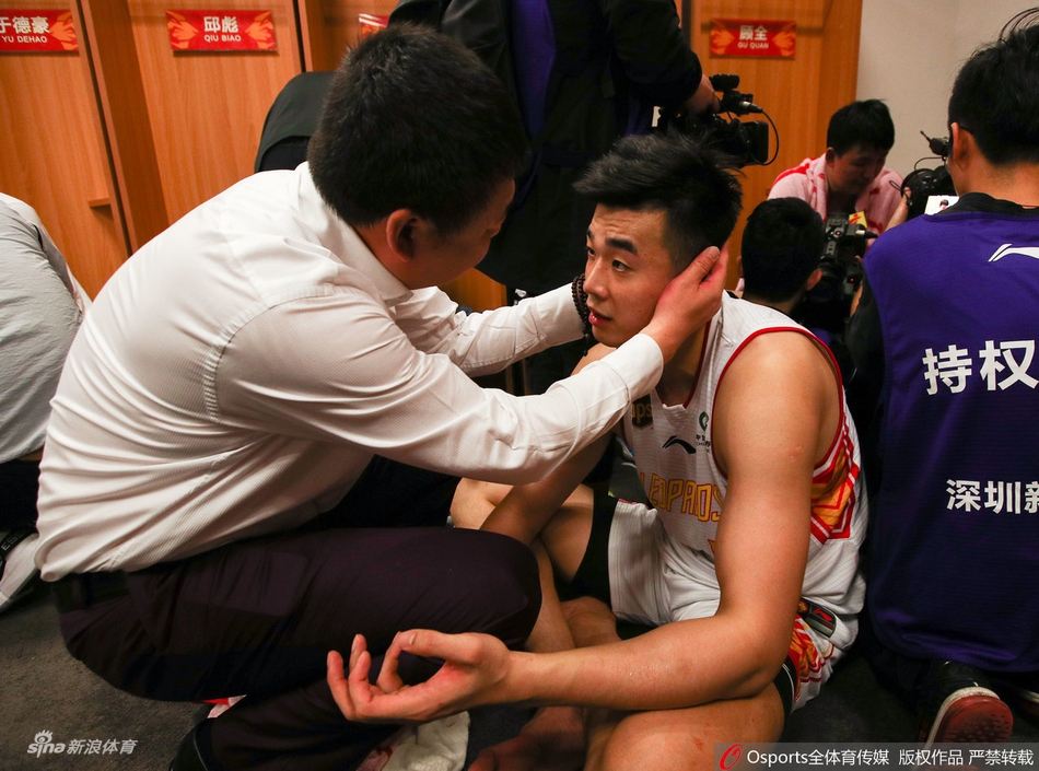 深圳赛后更衣室庆祝