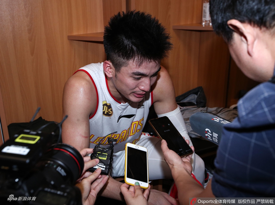 深圳赛后更衣室庆祝