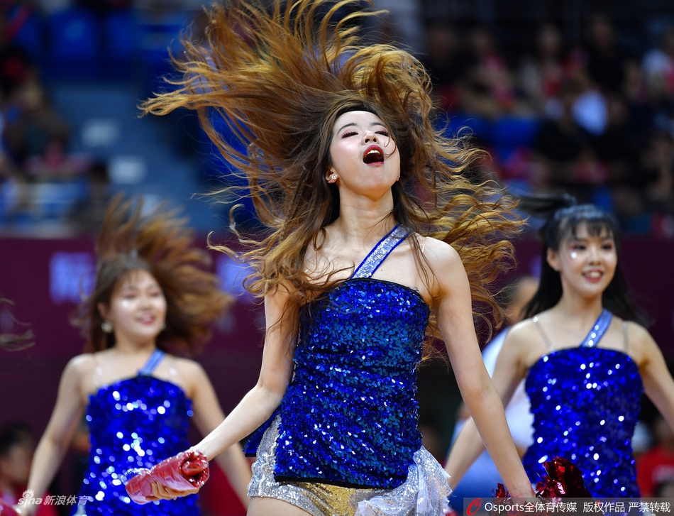 啦啦宝贝热舞助威男篮热身赛