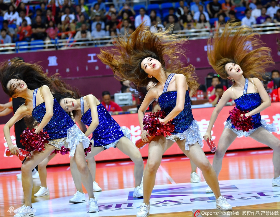 啦啦宝贝热舞助威男篮热身赛