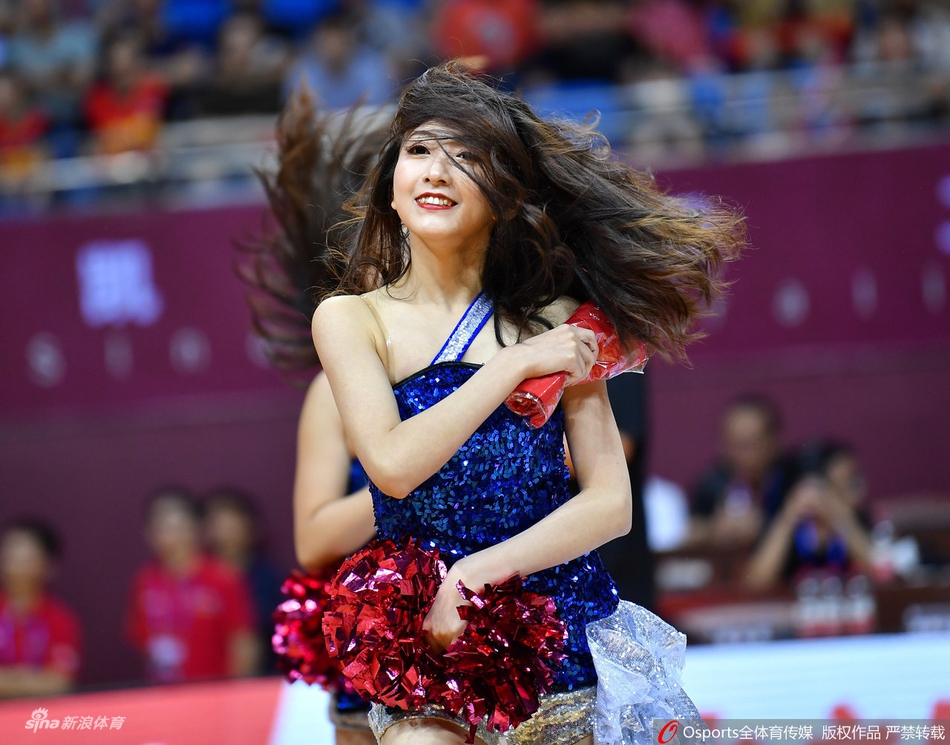 啦啦宝贝热舞助威男篮热身赛