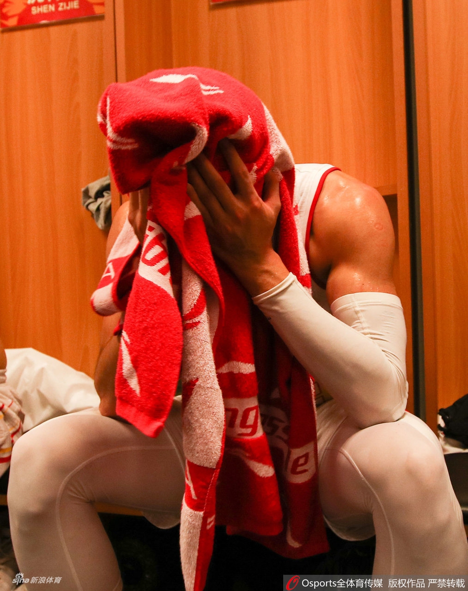 深圳赛后更衣室庆祝