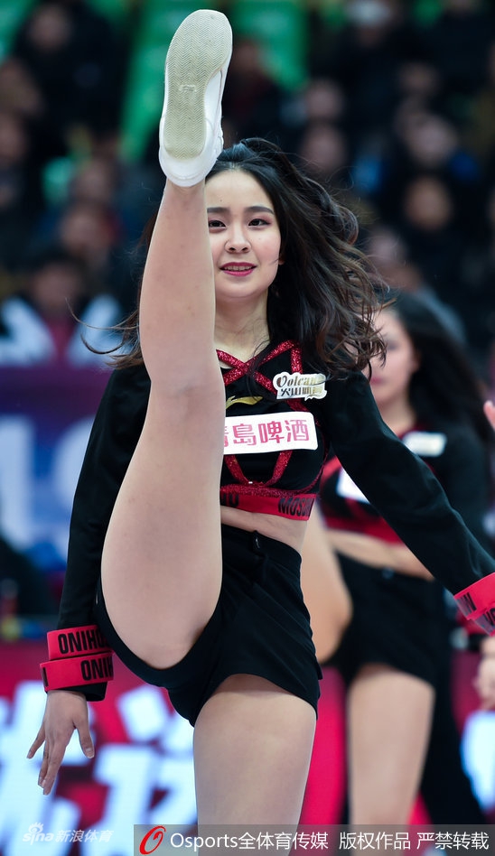 激情动感！篮球宝贝热舞助威