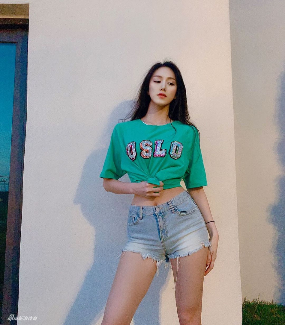 前凸后翘！健身美女身材就是辣