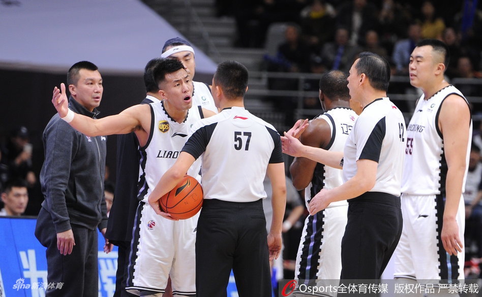 被犯规后郭艾伦恼羞成怒!结果被裁判吹技规