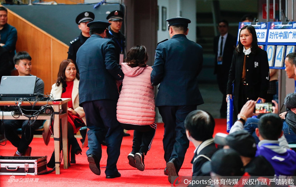 女子大闹球场被安保人员抬离