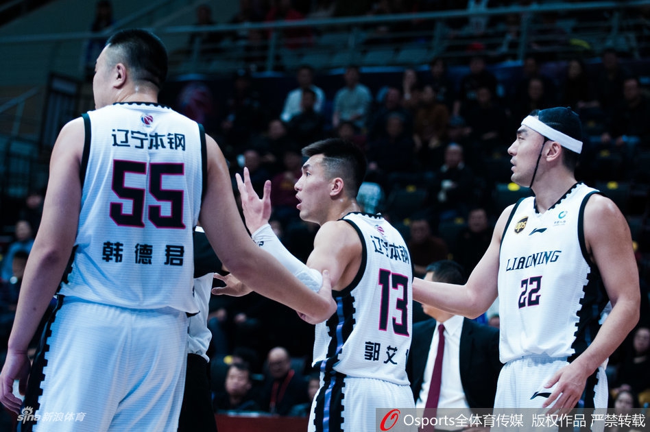 被犯规后郭艾伦恼羞成怒!结果被裁判吹技规