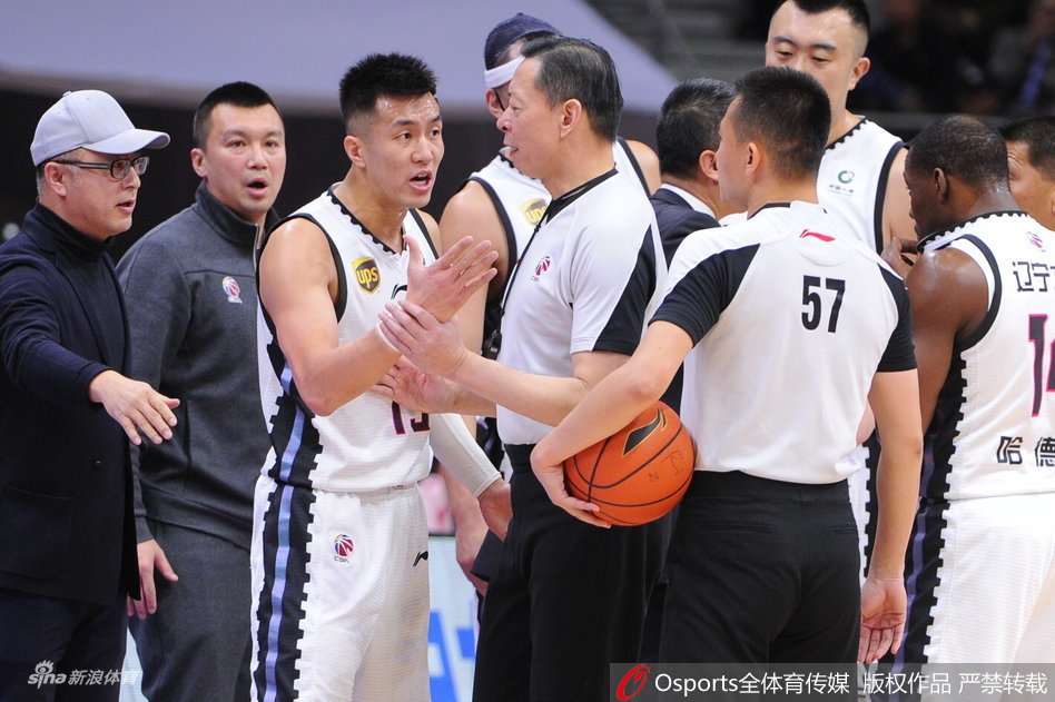 被犯规后郭艾伦恼羞成怒!结果被裁判吹技规