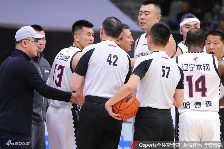 被犯规后郭艾伦恼羞成怒!结果被裁判吹技规