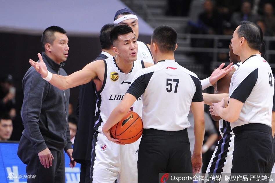 被犯规后郭艾伦恼羞成怒!结果被裁判吹技规