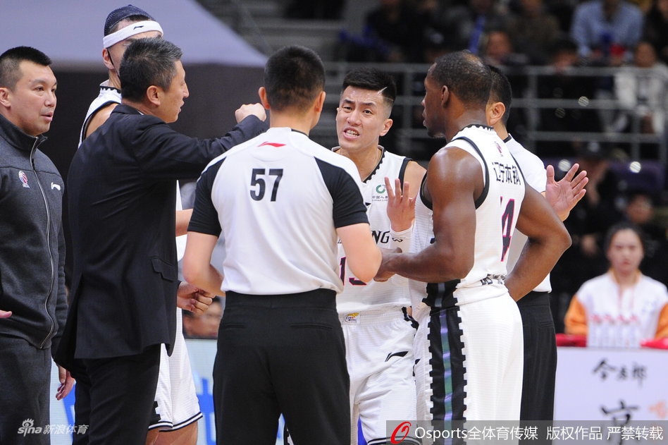 被犯规后郭艾伦恼羞成怒!结果被裁判吹技规