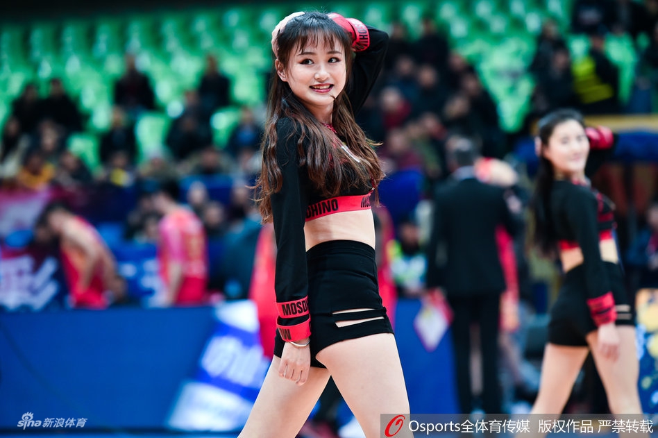 激情动感！篮球宝贝热舞助威