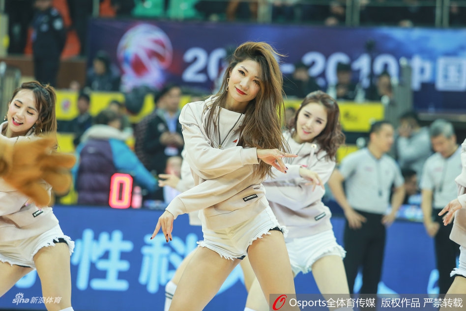 广厦队啦啦队宝贝激情热舞