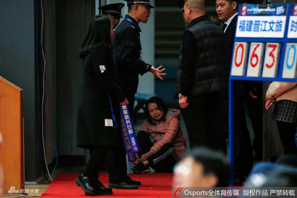 女子大闹球场被安保人员抬离