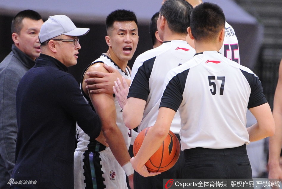 被犯规后郭艾伦恼羞成怒!结果被裁判吹技规