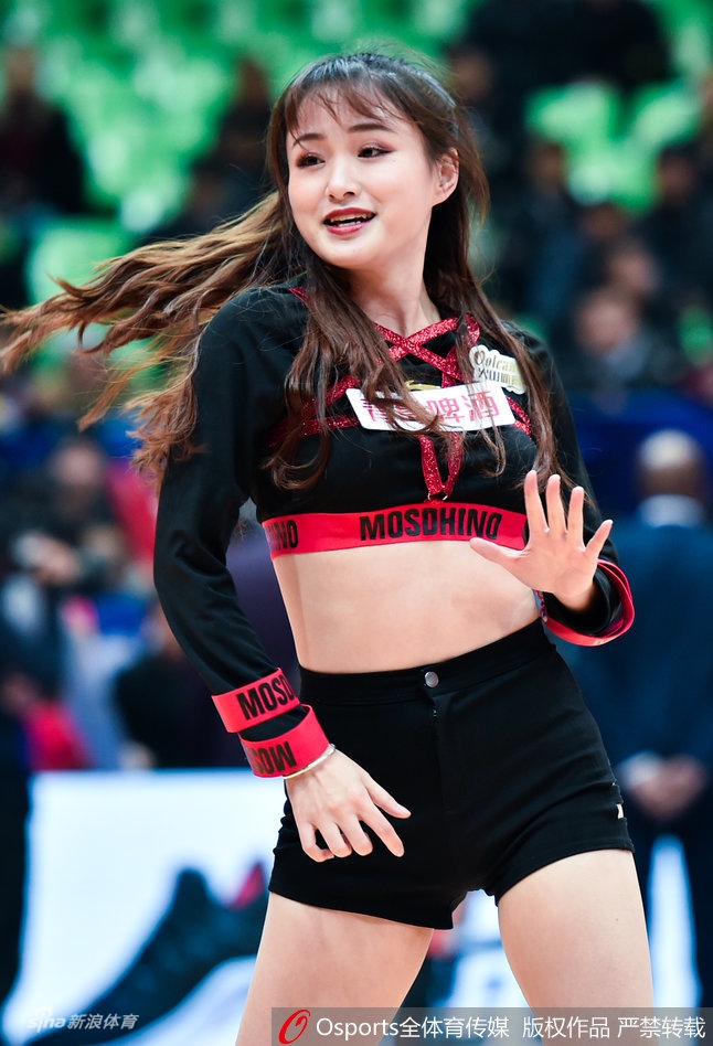 激情动感！篮球宝贝热舞助威