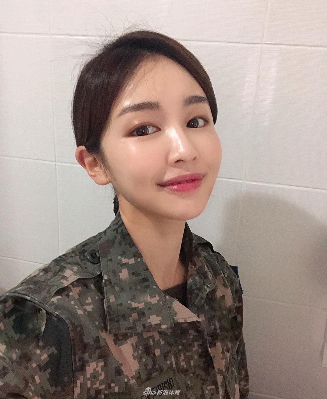 韩国预备役美女脱下军装变热辣健身教练