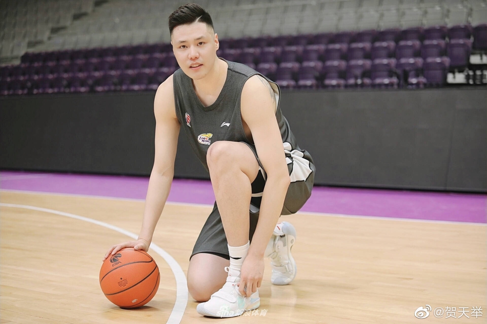 贺天举陪娃补过儿童节 一家四口温馨幸福