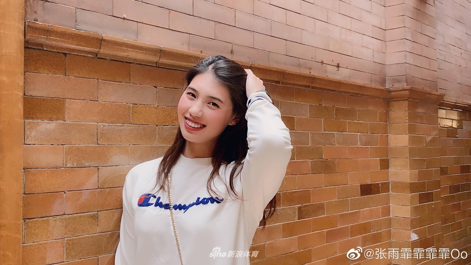 游泳女神张雨霏似邻家女孩 亲切乖巧