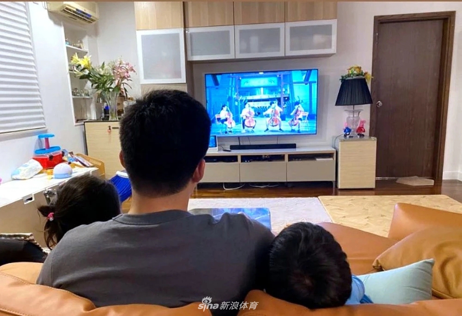 郭晶晶视角？霍启刚晒家庭照 抱俩子女看音乐会画面温馨