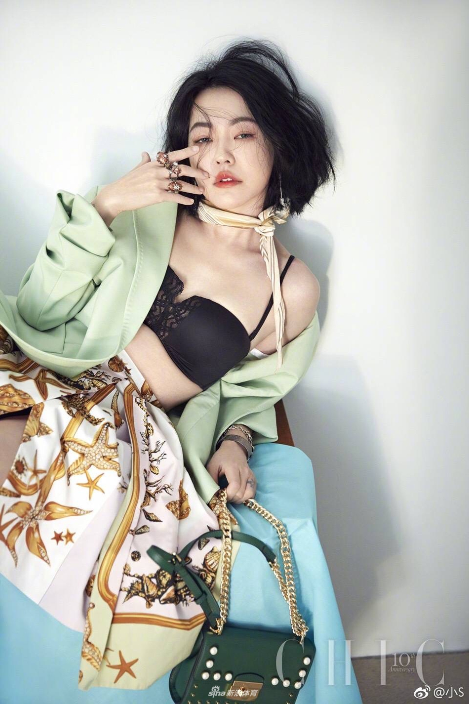 小S戴眼镜打球气质美又飒 肌肉线条优美仿若少女