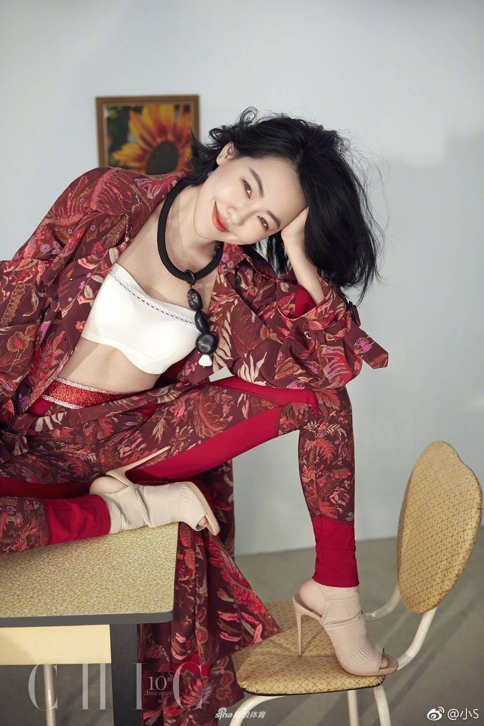 小S戴眼镜打球气质美又飒 肌肉线条优美仿若少女